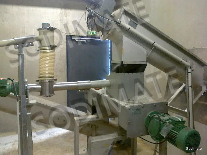 A-sludge-mixer-blending-quicklime-into-the-material-to-stabilize-the-sludge.jpg_副本.jpg